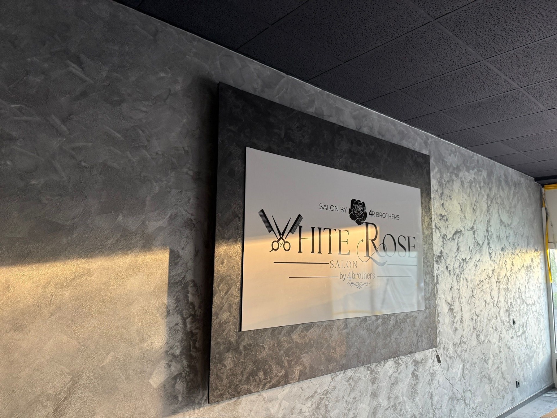 Salon-Interieur mit Designer-Spachtelputz